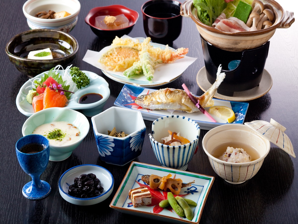 夕食（基本会席）当館基本料理会席御膳。素材の味を活かした品々が並びます