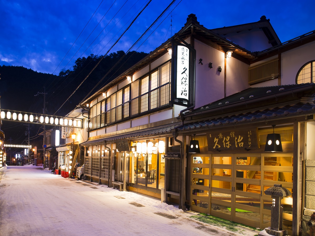 夕暮れ時の外観。夕刻を迎えると温泉街は一層幻想的です。是非散策を