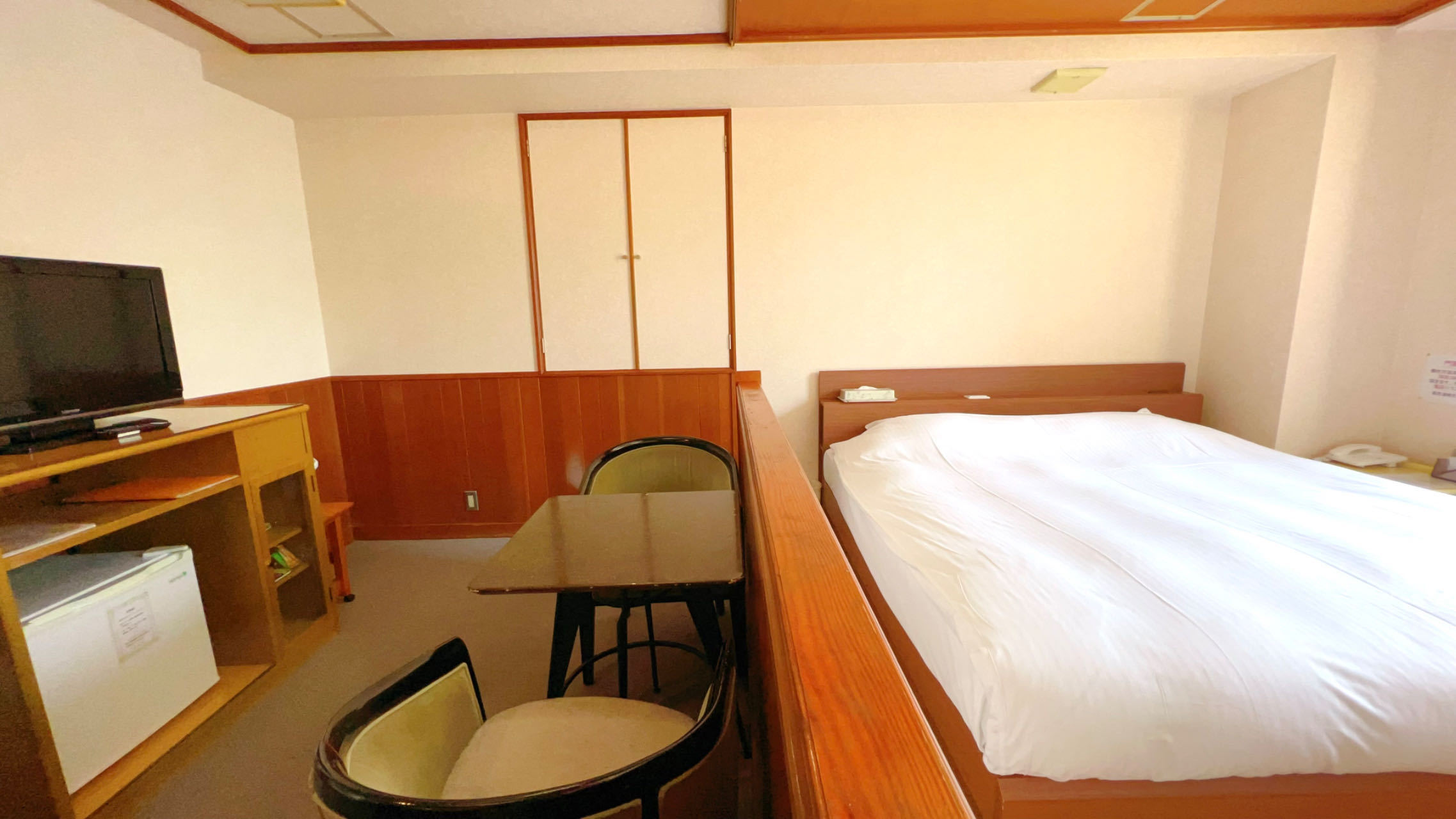 【禁煙)広いデラックスダブル ルーム（ジャグジーバス付）