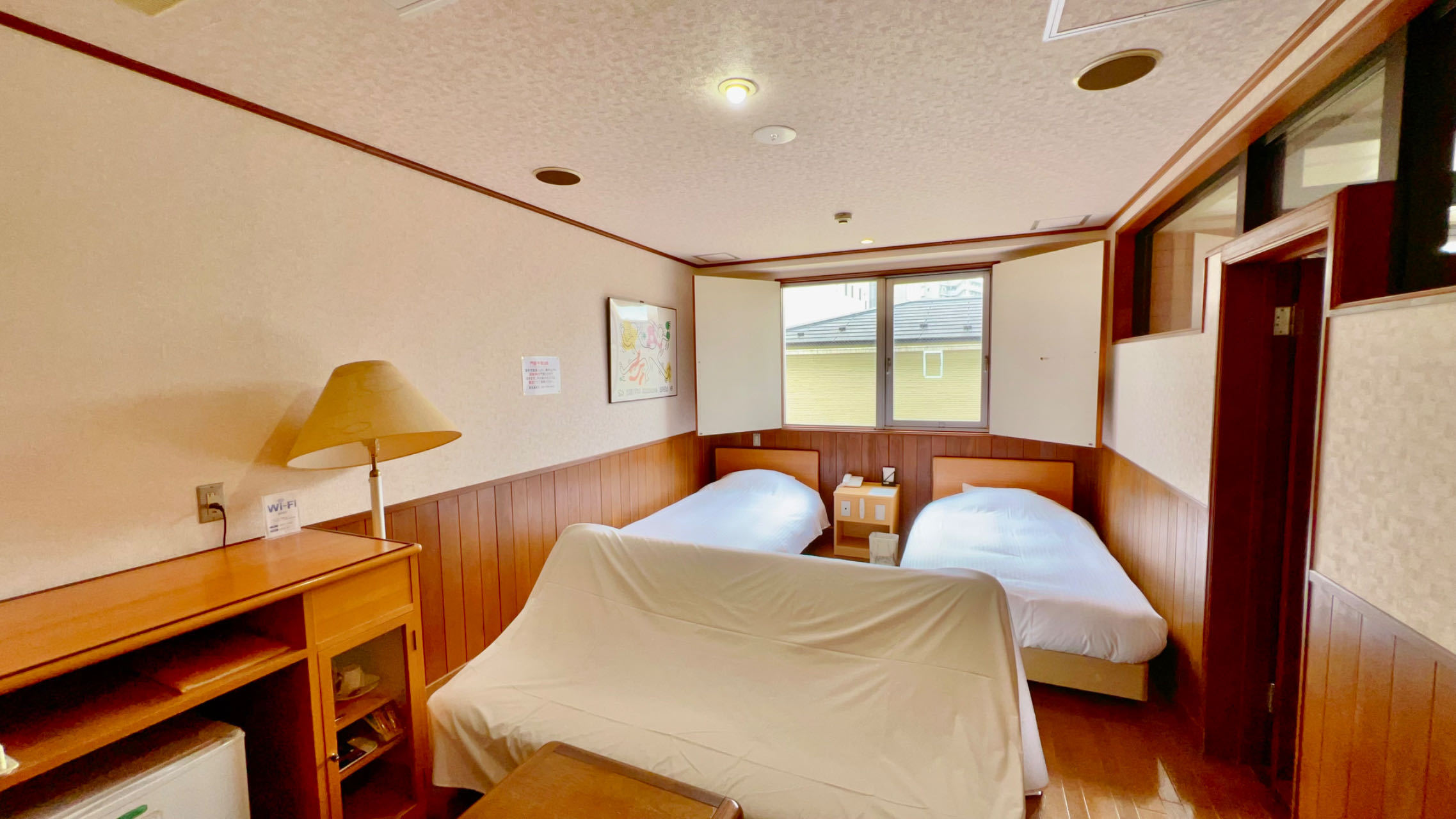 【禁煙)広いツインルーム（ジャグジーバス付）無料ドリンクバー