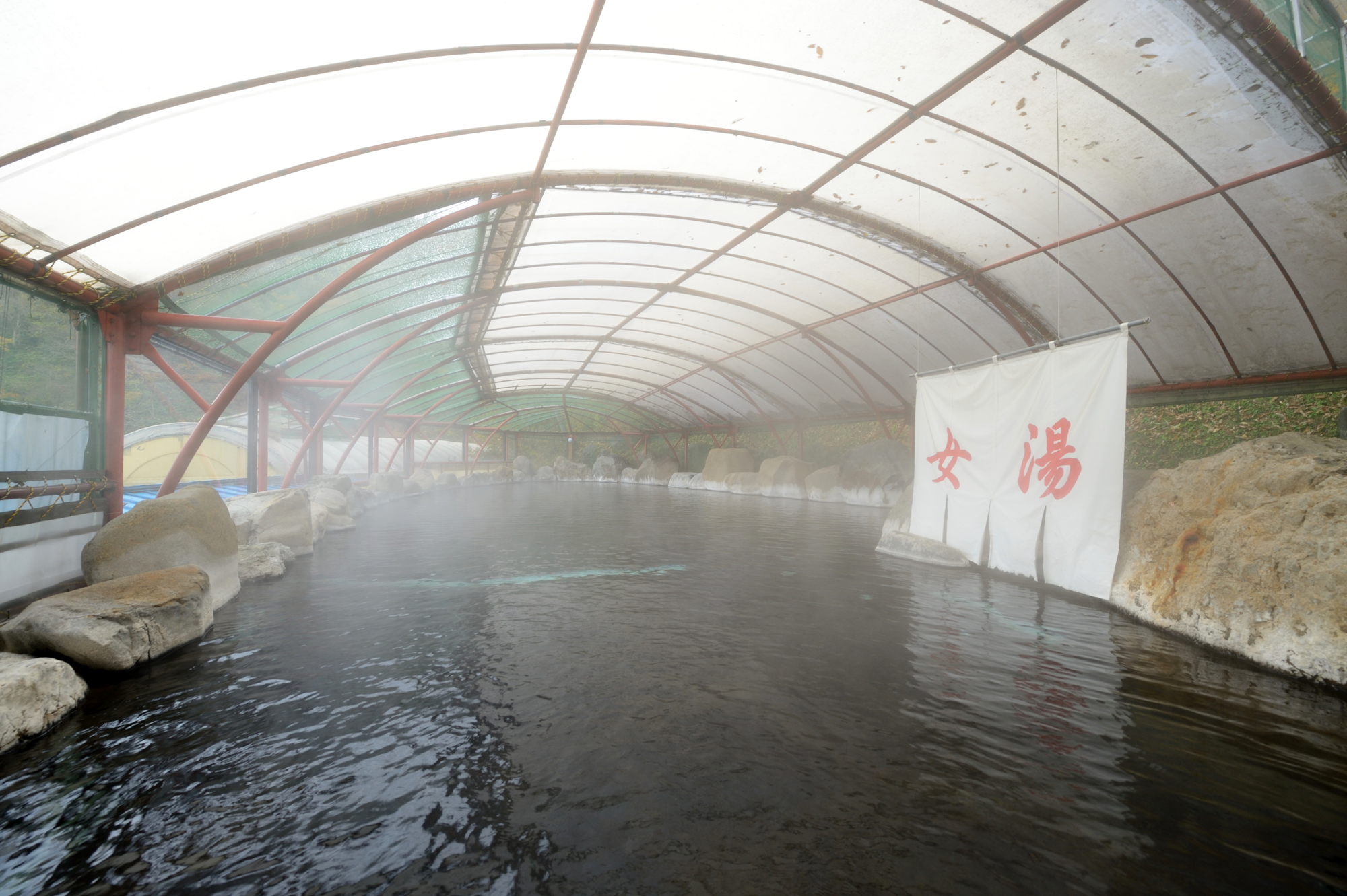 毎分800リットル幅15メートル奥行23メートル圧倒のスケール源泉かけ流し