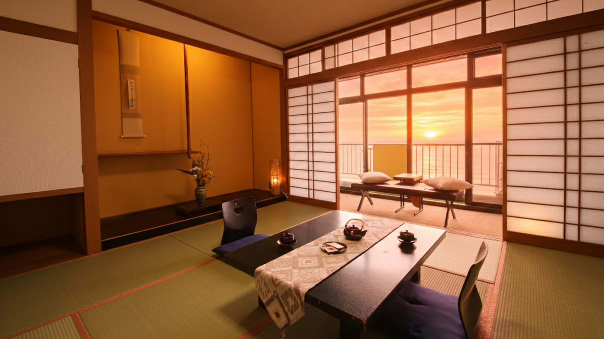 【海側客室】＜夕陽百選の美景を望む＞水平線に沈みゆく夕陽を眺め、ごゆるりとお寛ぎください