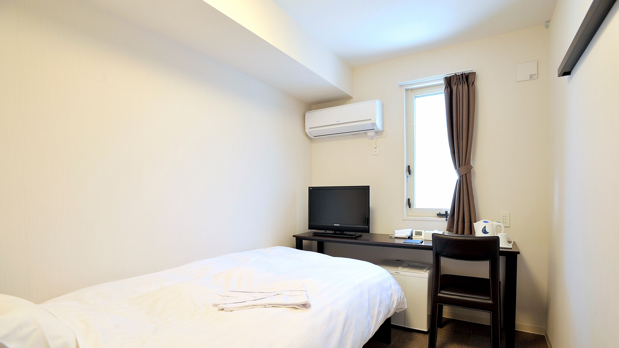 シングルルーム11.8平米、ベッド幅110cm。個別空調、Wi-Fi完備