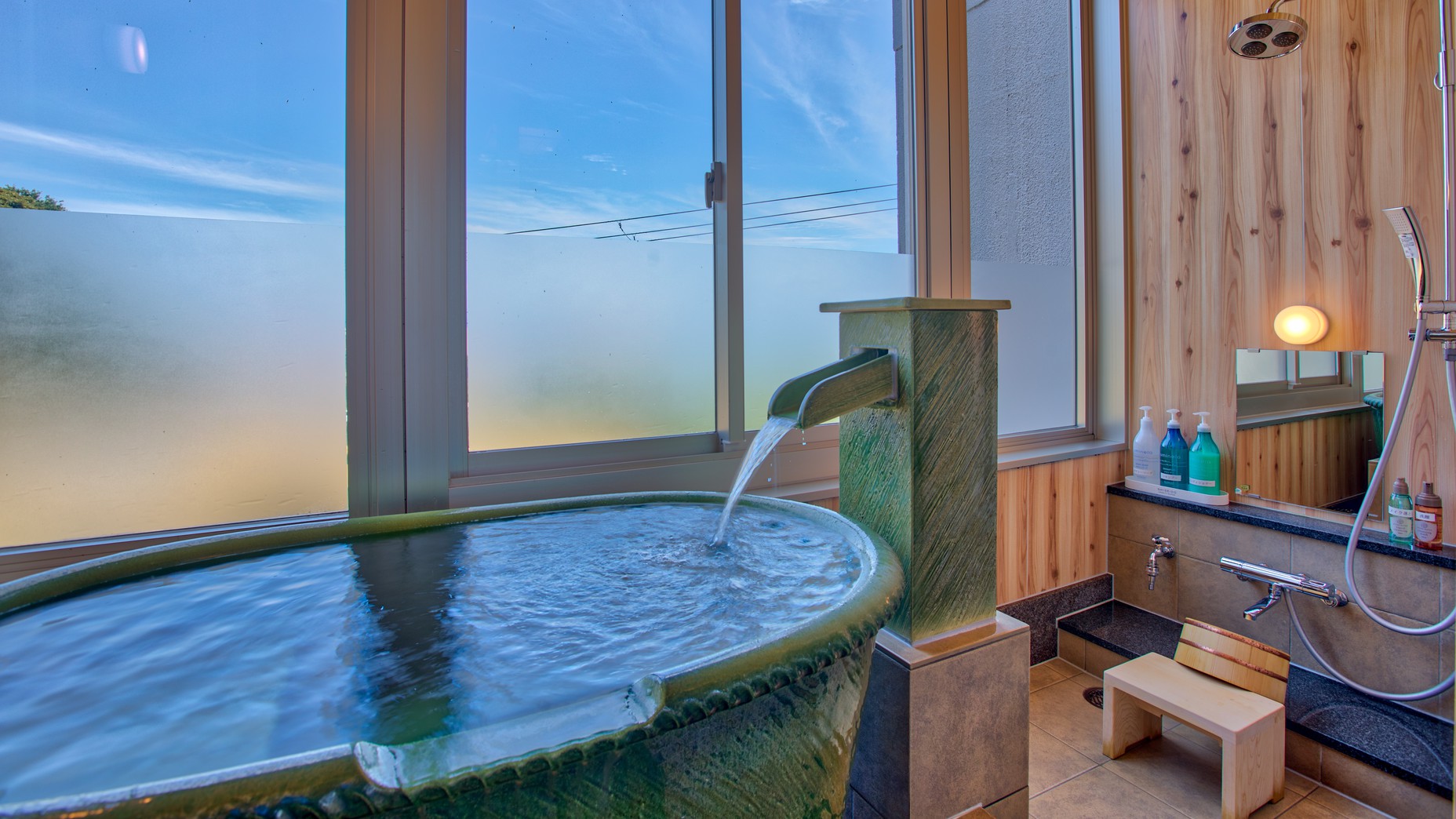 【客室露天風呂の一例】信楽焼きの展望風呂！ゆったりとした空間の和洋折衷のお部屋