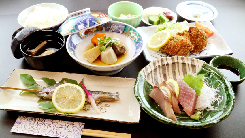 【リーズナブル】品数控えめ♪旬の川魚塩焼きがメインにお気軽価格で♪夕食20時まで対応可！［お部屋食］