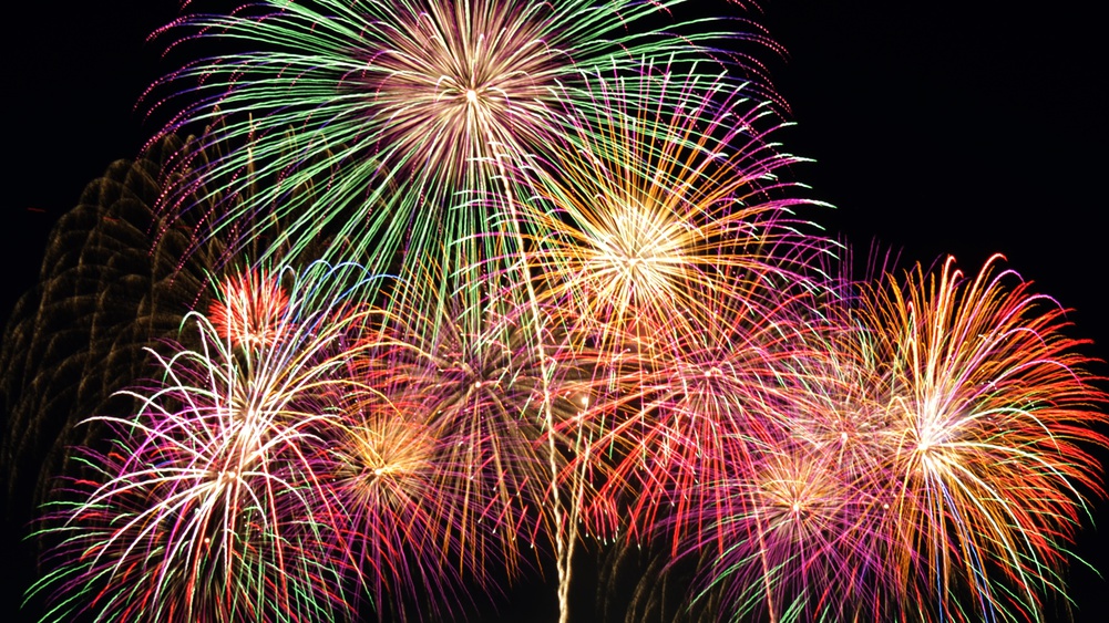 【白骨温泉花火を客室鑑賞】末広がりの八月八日、窓辺から静寂の夜空に舞上がる花火見上げ優雅なひと時を