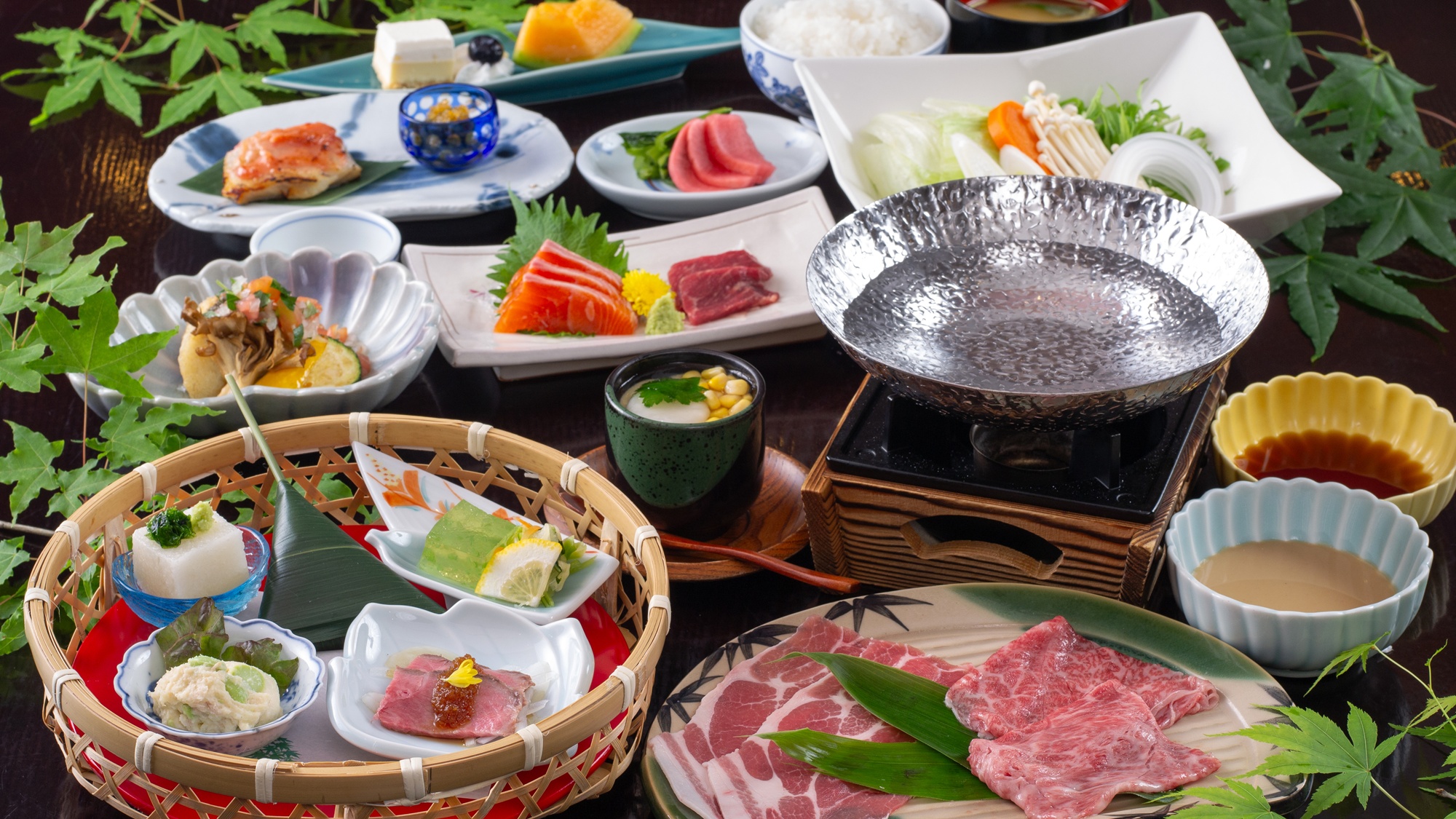 【夕食（スタンダード‐夏‐）】地元食材を使った季節感あふれる一品をご提供。※画像はイメージです