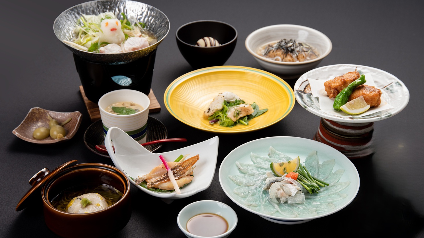 【夕食一例：ふく会席】料理人の技を活かした“ふく”料理の数々。