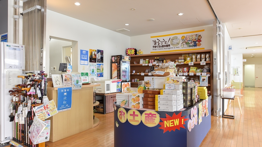 *【館内一例：売店】下関の特産品を中心に充実した商品を取り揃えております。