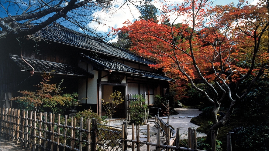 【東行庵】幕末の志士高杉晋作の終焉の地です。夏は菖蒲、秋は紅葉が有名な庭園です。当館より車で約30分