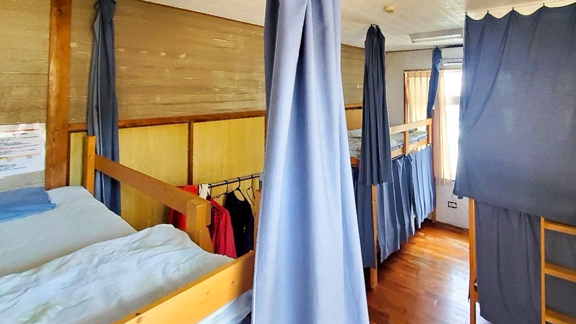 ・【男女別ドミトリー（6人部屋）】連泊も安心！ハンガーラック付