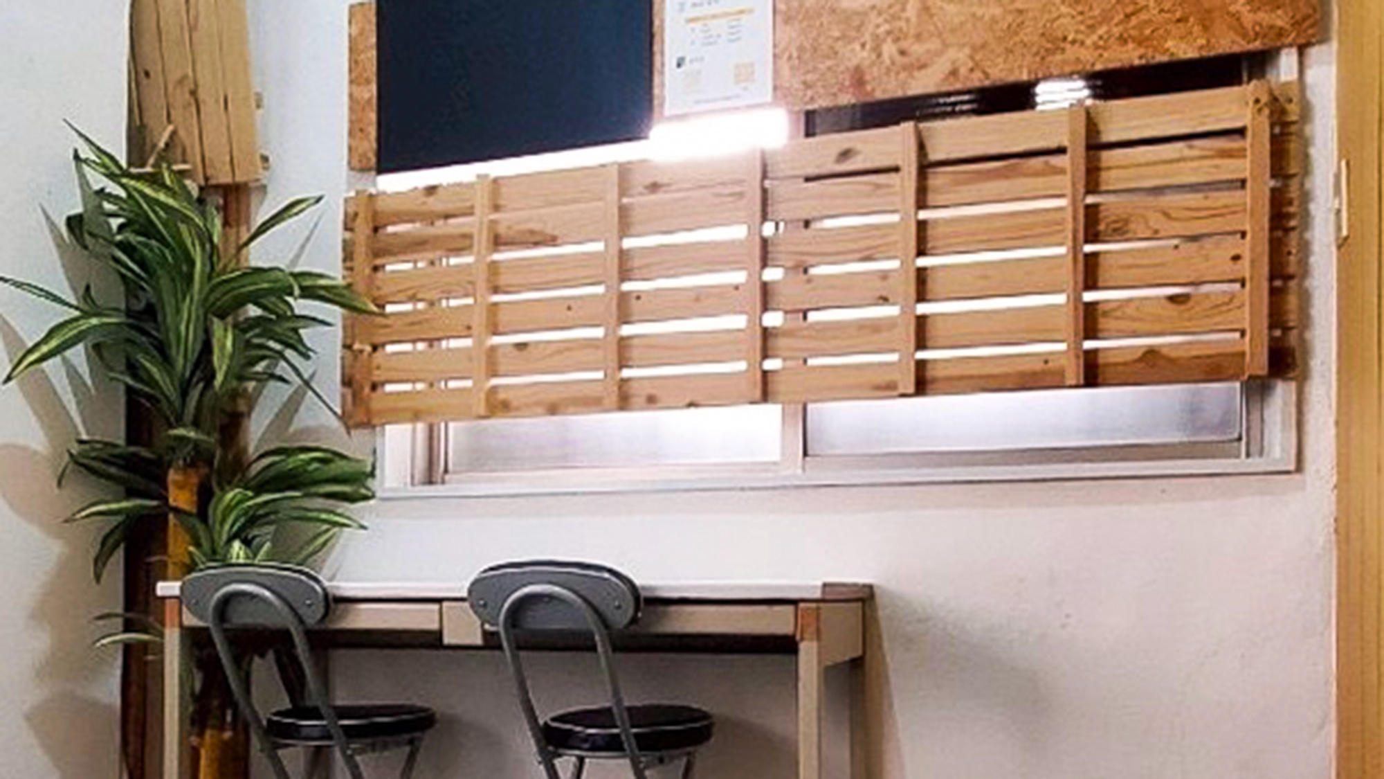 ・【共用リビング】旅先オフィス！無料Wi-Fi完備