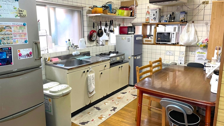 ・「共用部分」キッチンと食事スペース、必要な調理用品が一式揃えております。