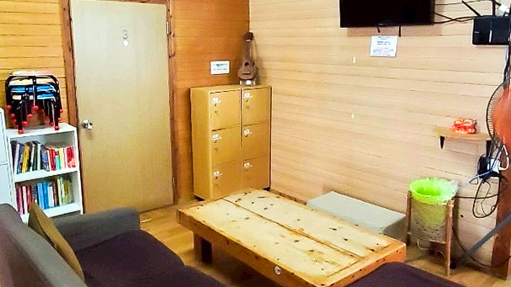 ・【共用リビング】寛ぎの空間！無料Wifi＆TV完備