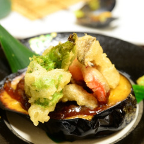 ご夕食一例(米茄子田楽)/茄子の上に乗った天ぷらをそのまま食べてもよし、田楽に絡めて食べるもよし。