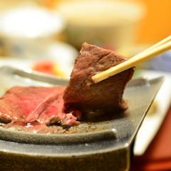 ご夕食一例(大分県産牛の瓦焼き)/じゅうじゅう、あふれる肉汁！