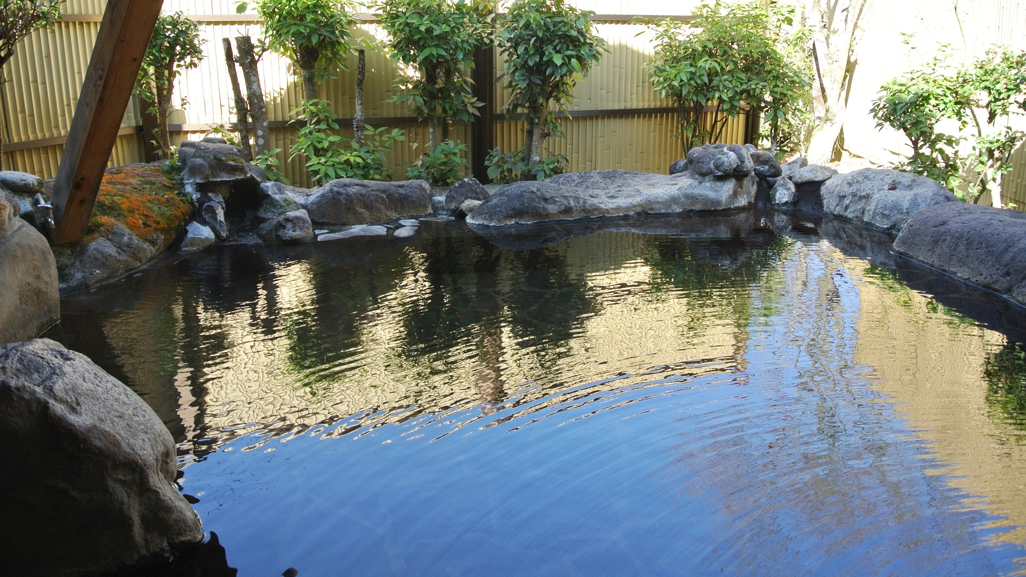 【露天風呂】こんこんと涌き出る湯平温泉。