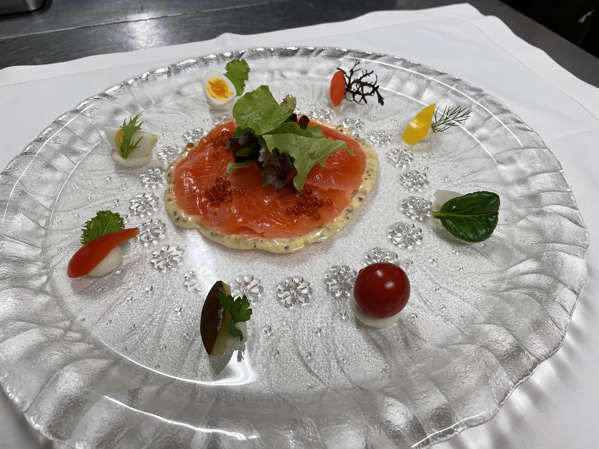 オードヴルの一例（国産フレッシュサーモンのマリネ）