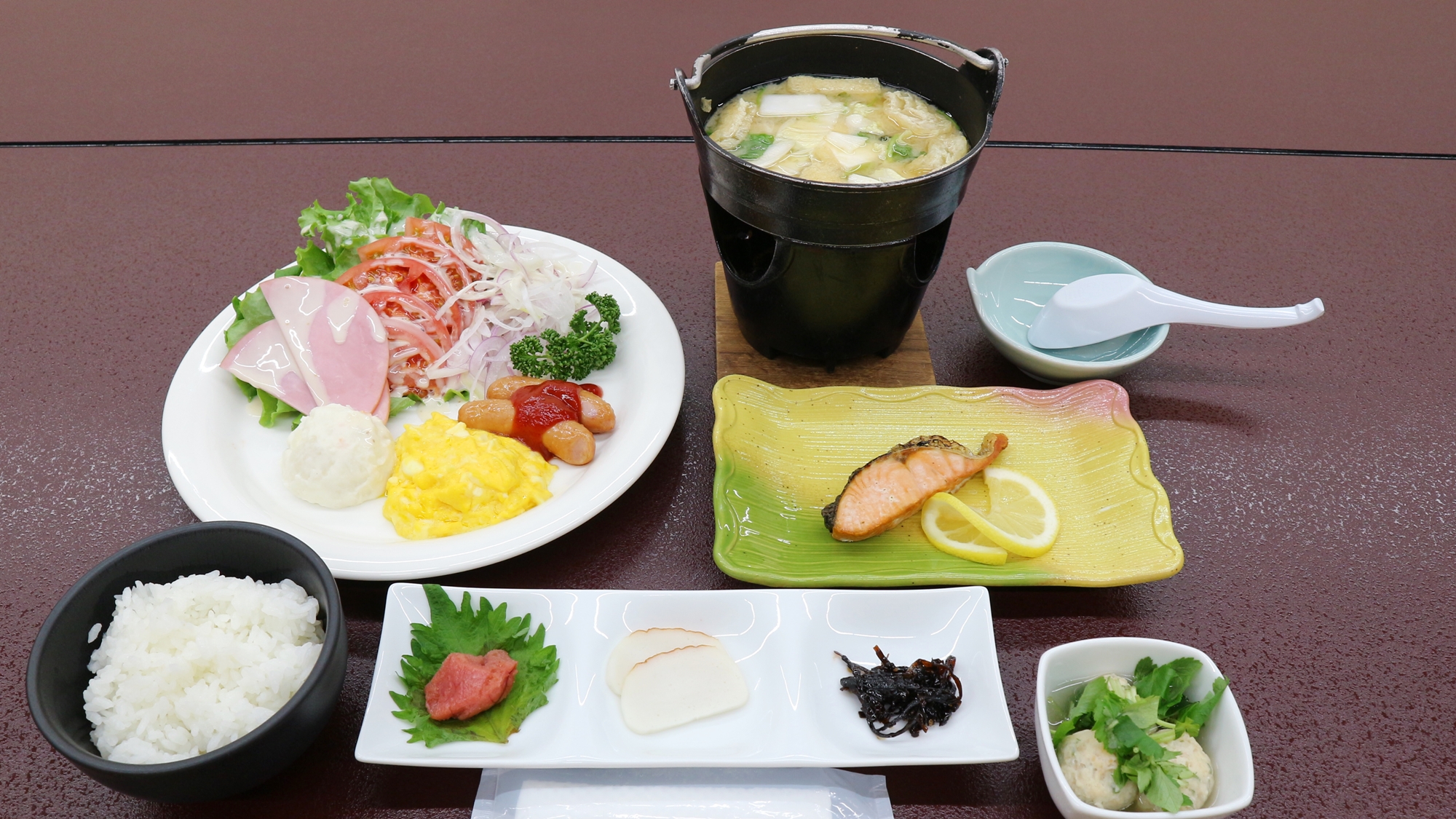 *朝食一例／あったかご飯にお魚やお味噌汁など栄養たっぷりの朝食。