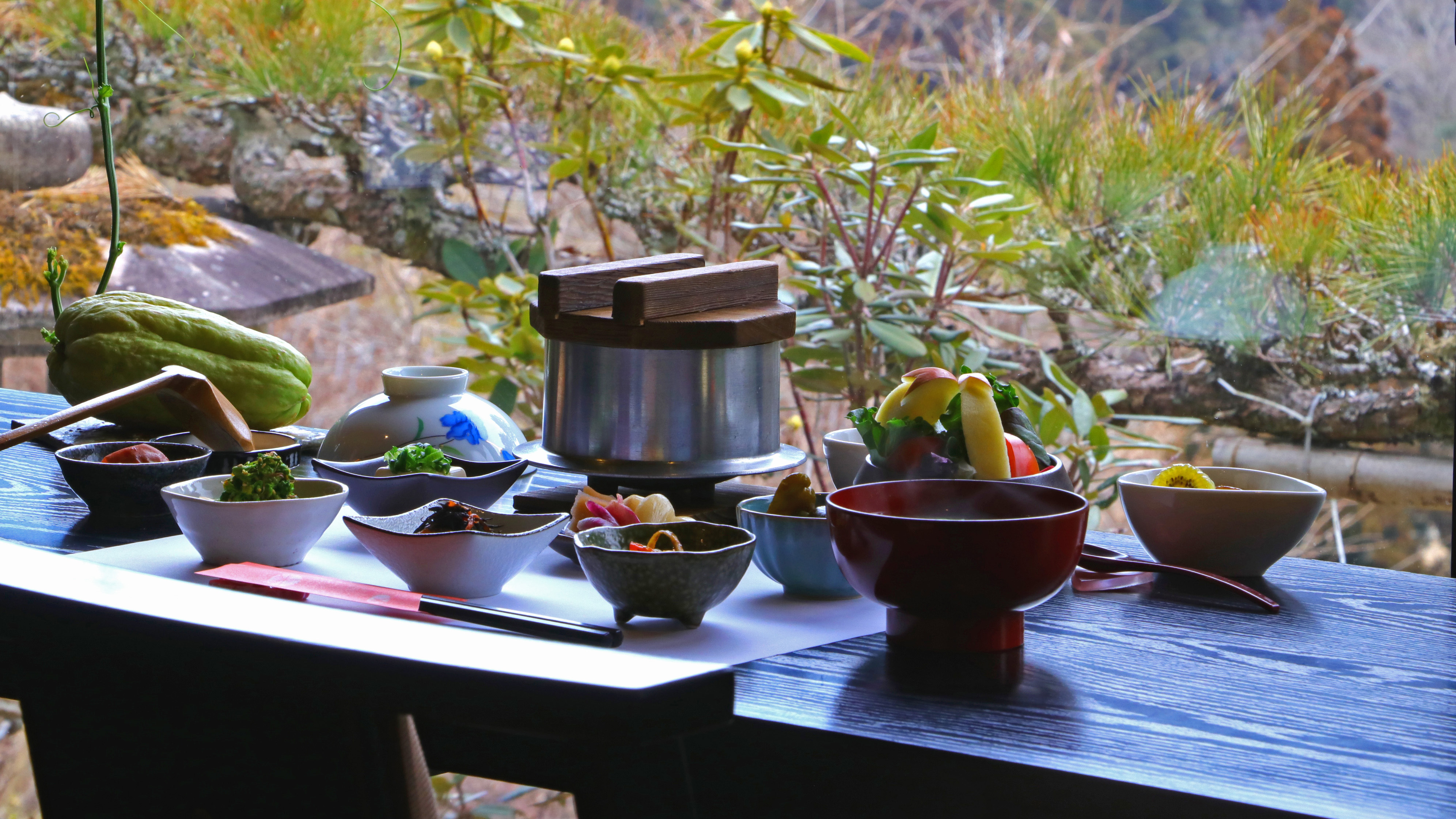 【朝食】室生寺山を眺めながら、ゆったり流れる時間の中でお食事。　