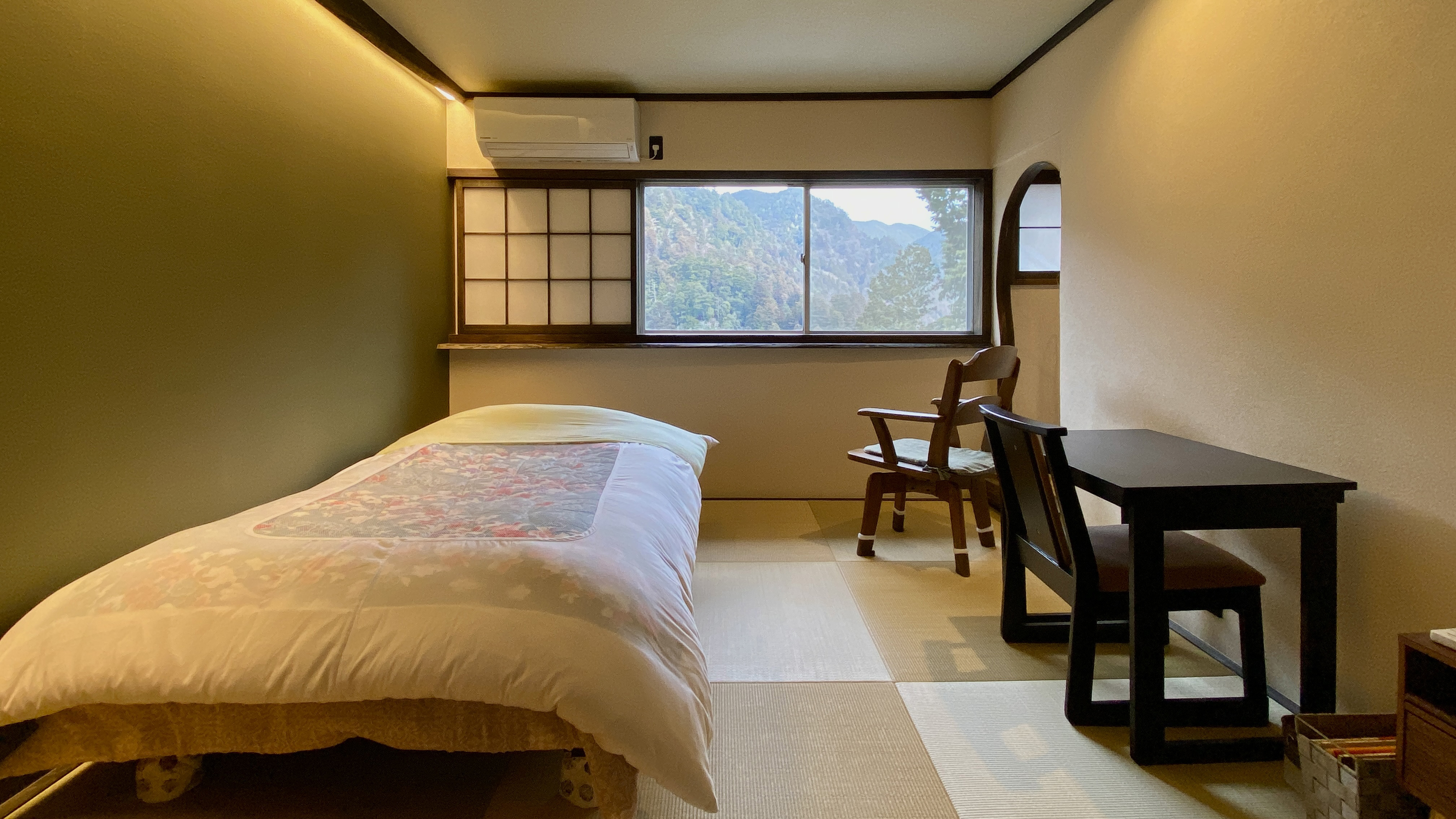 【雲龍】離れの二階にあるお部屋。目の前に広がる室生寺山からは幻想的な朝焼けが。　