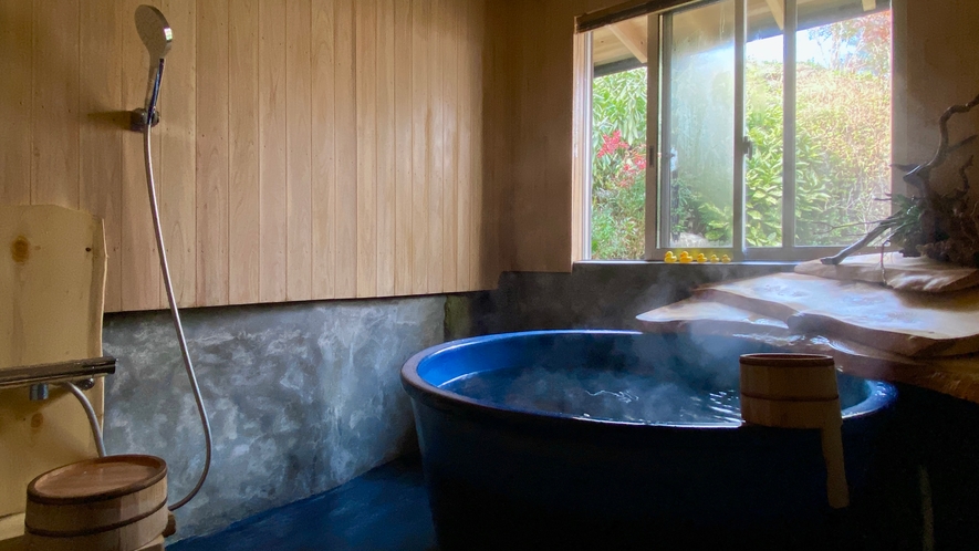 【陶器風呂】信楽焼の陶器風呂と、高野槙の湯口。木の香りが心地良い。