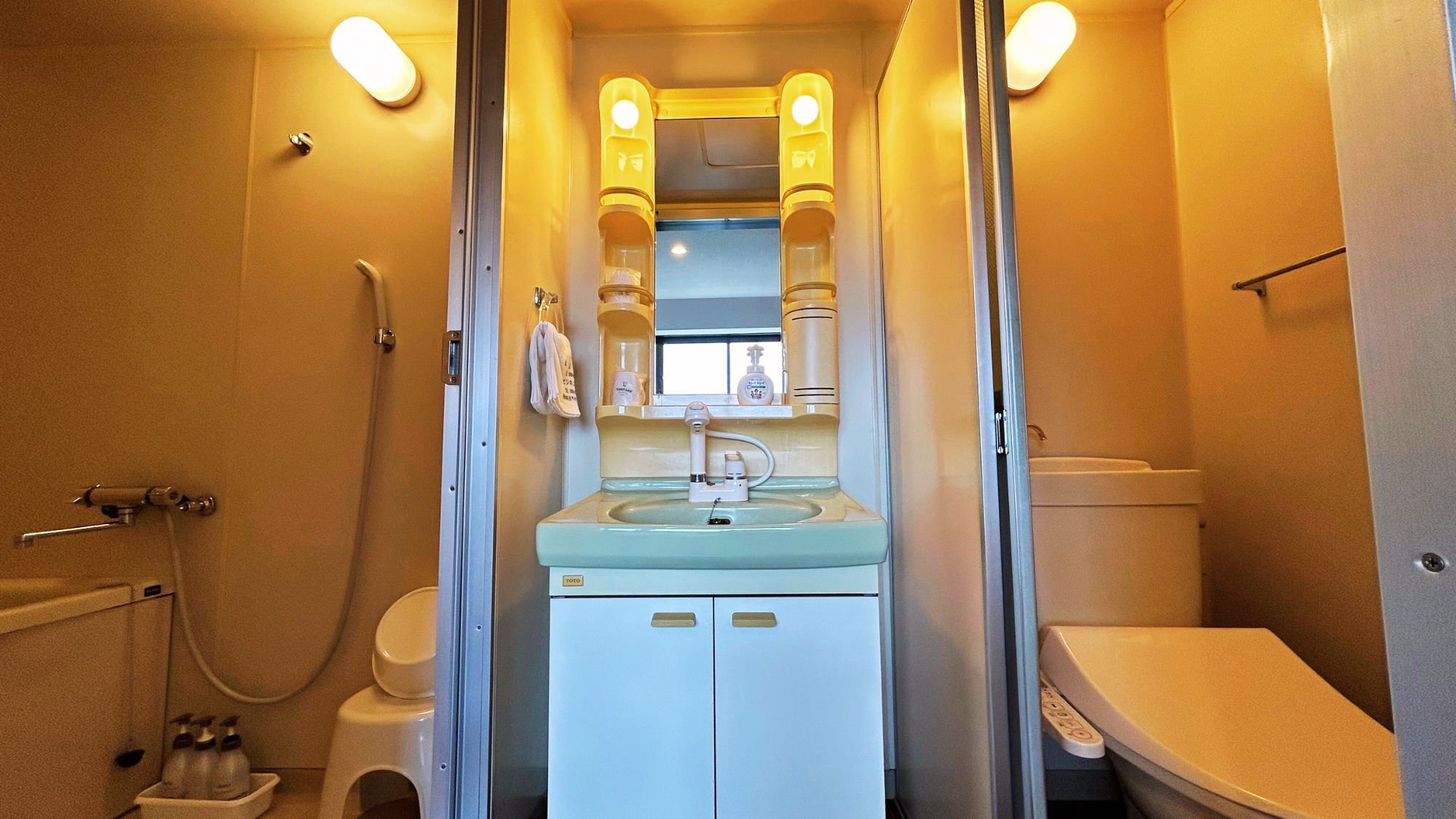 【ツインルーム】ツインルームのみ、トイレとバスルームがセパレートタイプになっています。