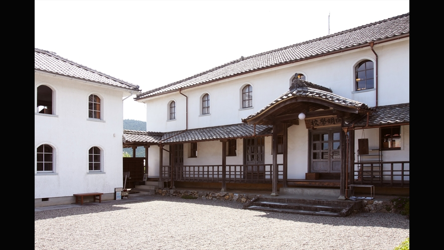 【開明学校】当館から徒歩約２分。宇和の町に明治の到来を告げた学舎。明治体験授業も行っています※要予約