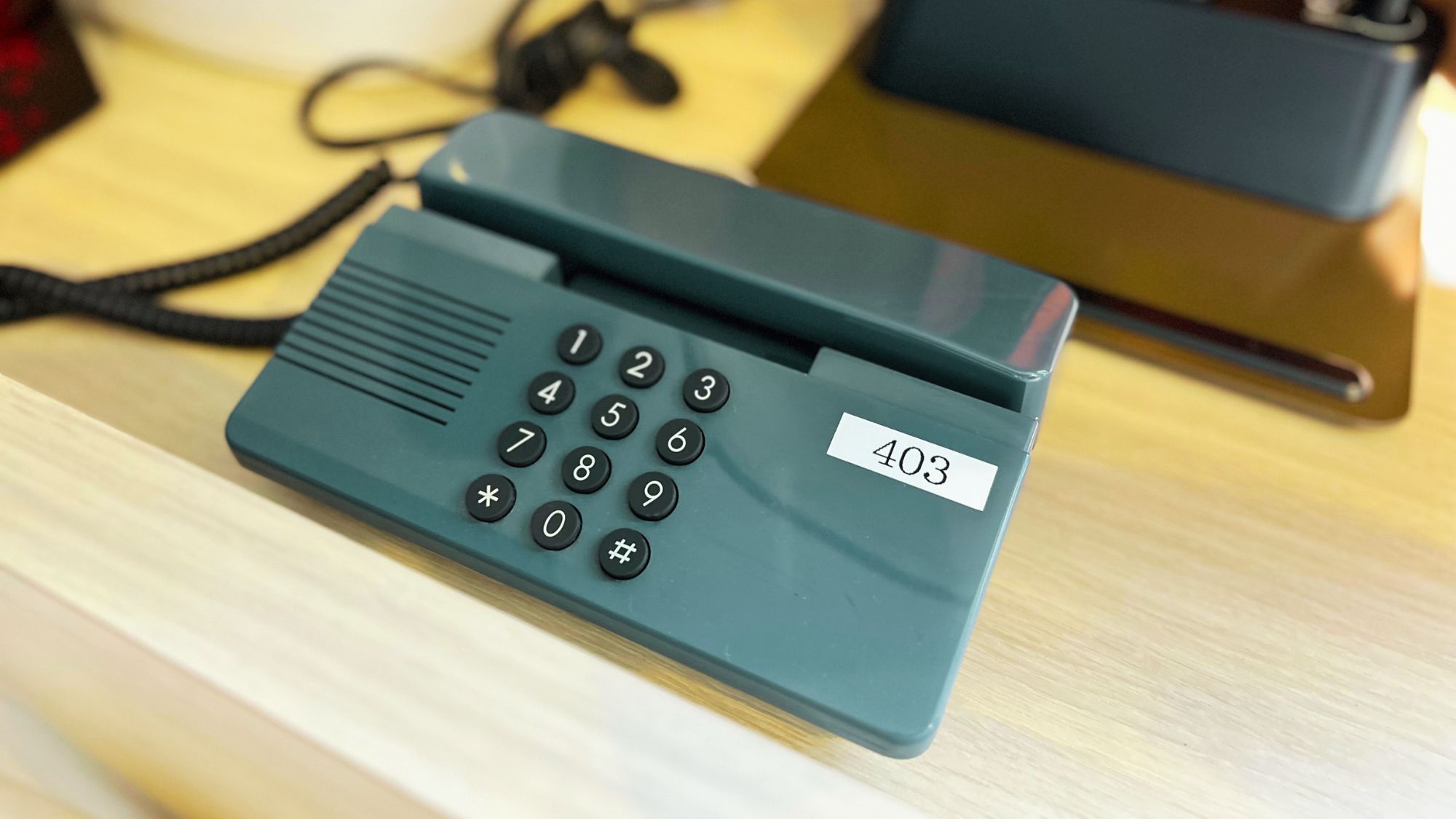 レトロなフォルムが可愛い客室電話