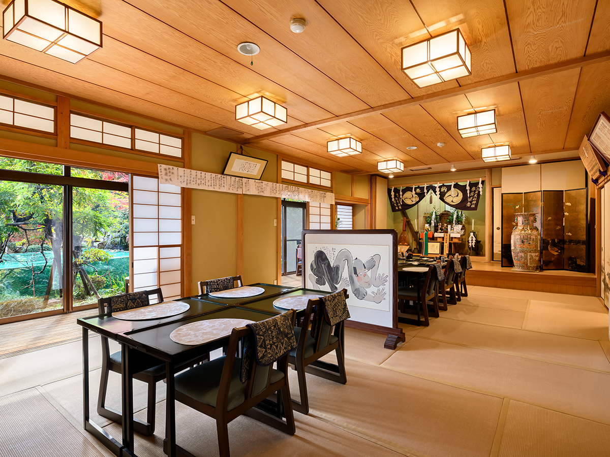 *【食事処（広間）】庭園を望む広々とした和の空間で、季節の逸品をお楽しみください。