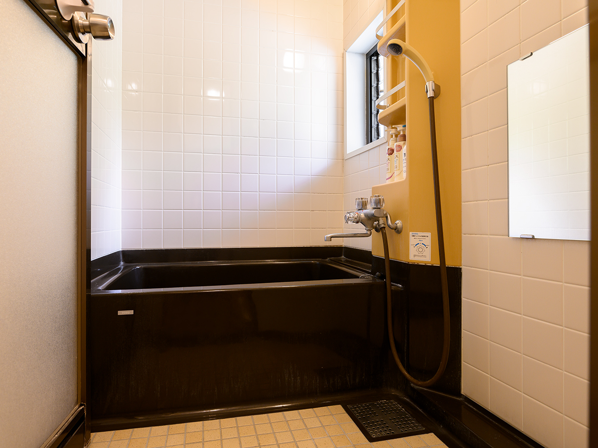 *【和室】お風呂場／家族風呂のほか、お部屋備え付けのお風呂もございます。