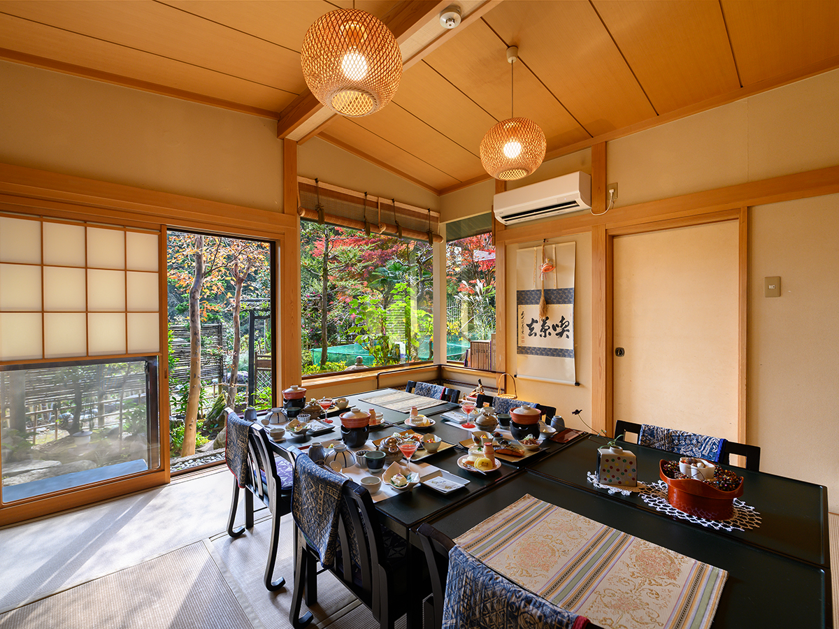 *【食事処（個室）】舟底天井が特徴的な個室。庭からは爽やかな光が差し込みます。