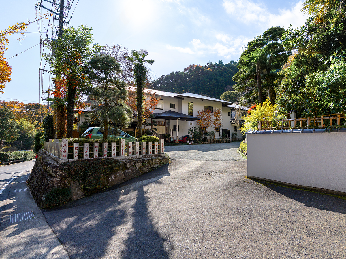 *【外観】入口にある石柱「玉垣」には、寄進した大山講の名前が刻まれています。