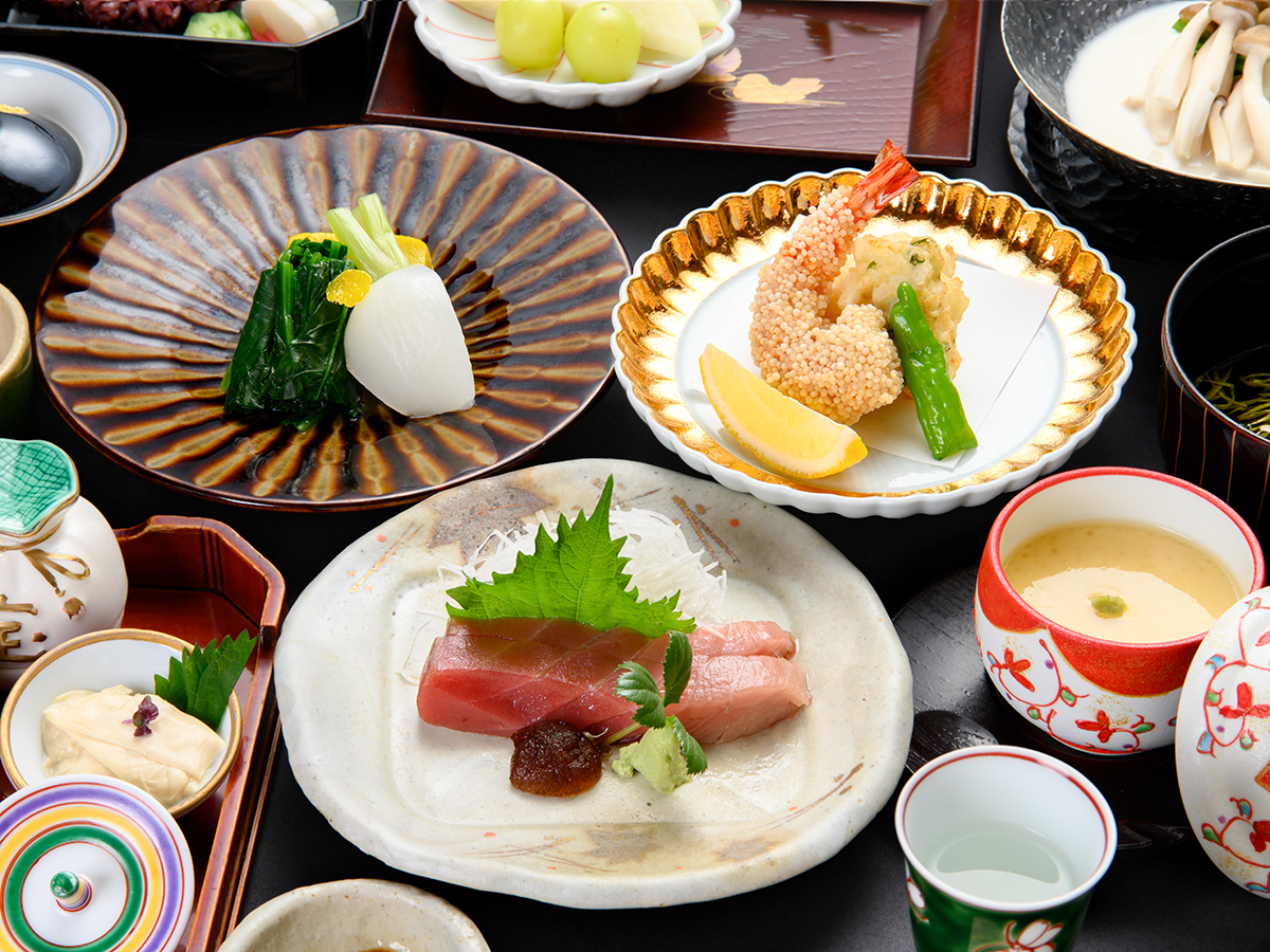 *【夕食】スタンダード／季節の山海の幸を盛り込んだ、心満たされる夕餉時間。