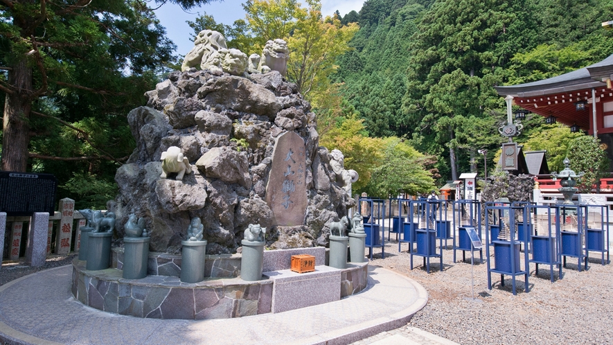*【周辺情報】大山阿夫利神社（下社）。日本三大獅子山として獅子（狛犬）の像が奉納されています。