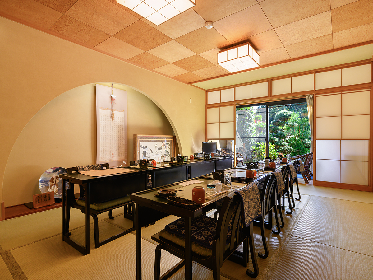 *【食事処（月の間）】半円型の床の間を持つ趣あふれる個室で、贅沢な食のひとときを。