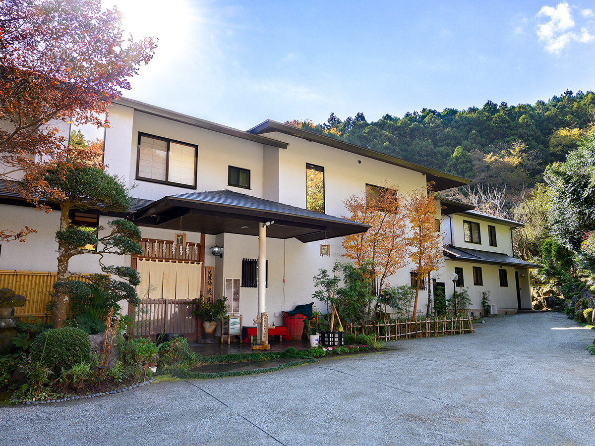 *【外観】大山の自然に抱かれる静寂の隠れ宿。喧騒を離れ、癒しの時間をお過ごしください。