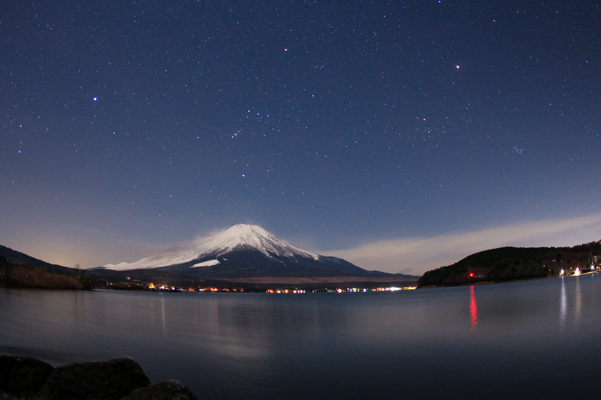  満天の星空　富士山に降りそそぐ