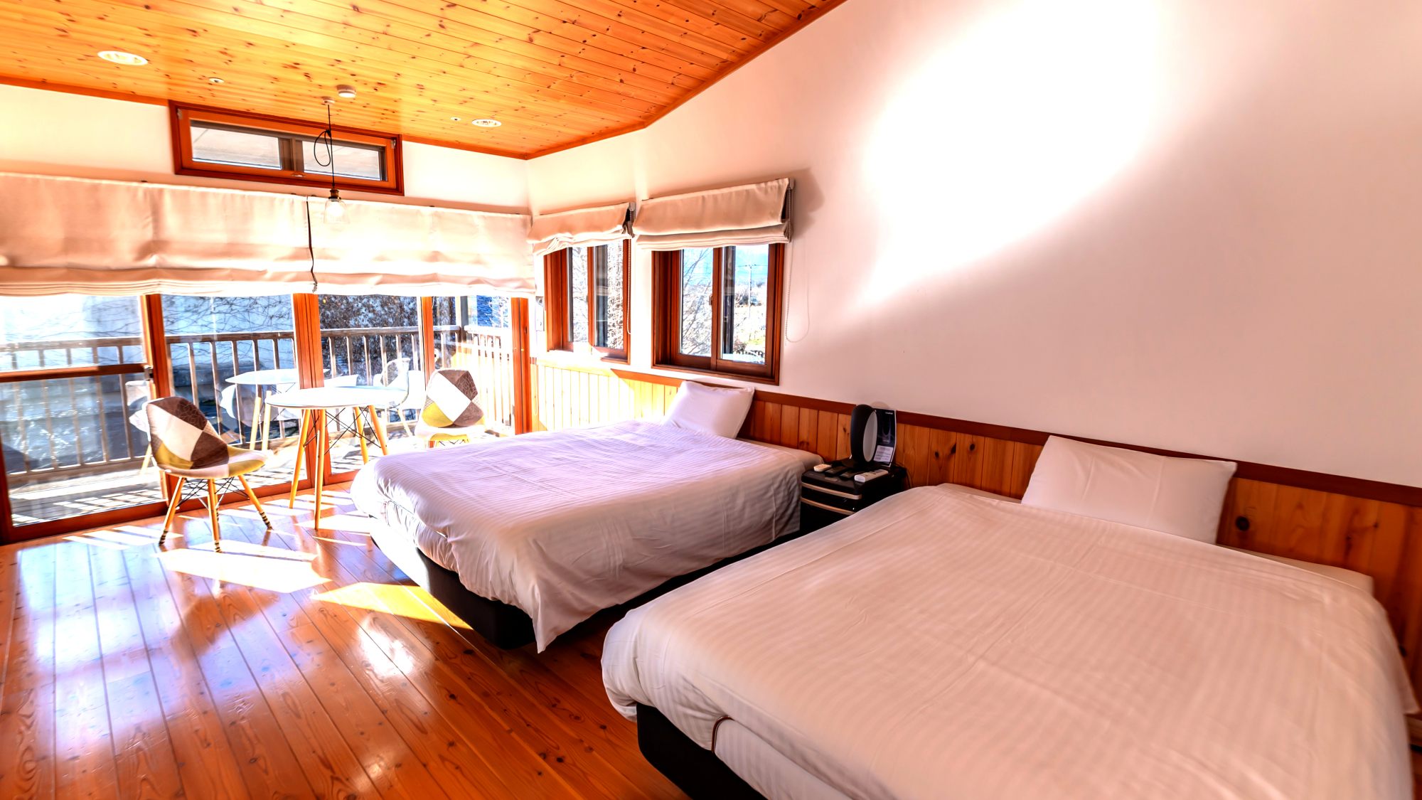 *木の温もりに包まれる客室｜テンピュールのダブルベッドで上質な眠りを