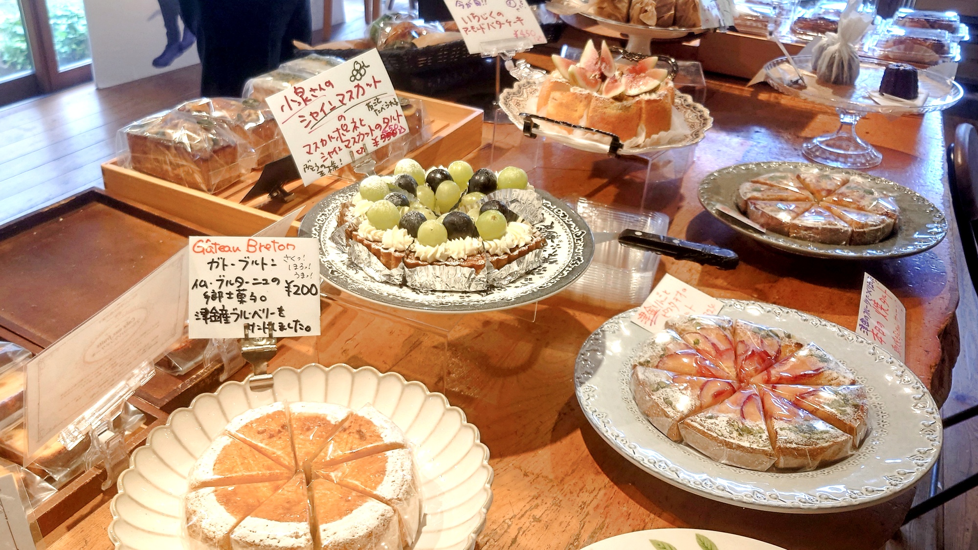 *館内の焼き菓子工房で、お気に入りのひと品を選ぶ楽しみも