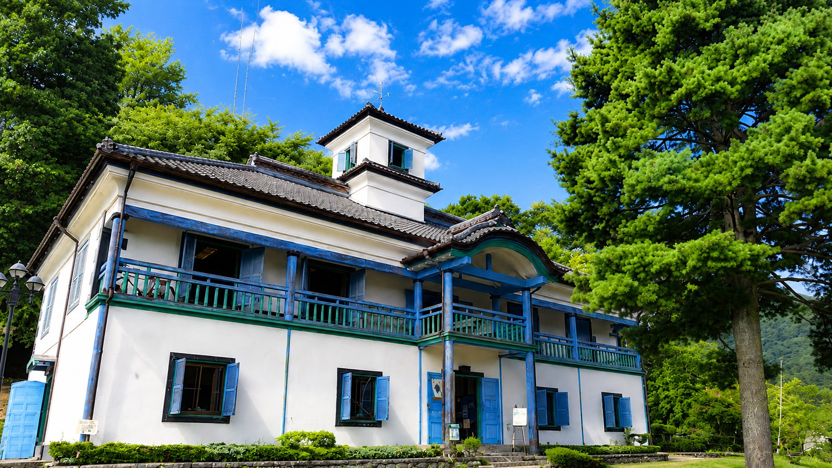 *【明治校舎】青い窓枠が印象的な明治校舎。三代校舎が並ぶ懐かしい里山へ