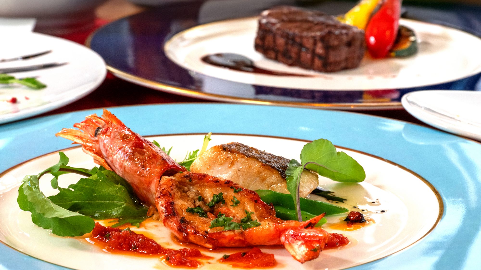 *香ばしく焼き上げた海老と旬魚の一皿。素材の旨みを引き出したメイン料理です