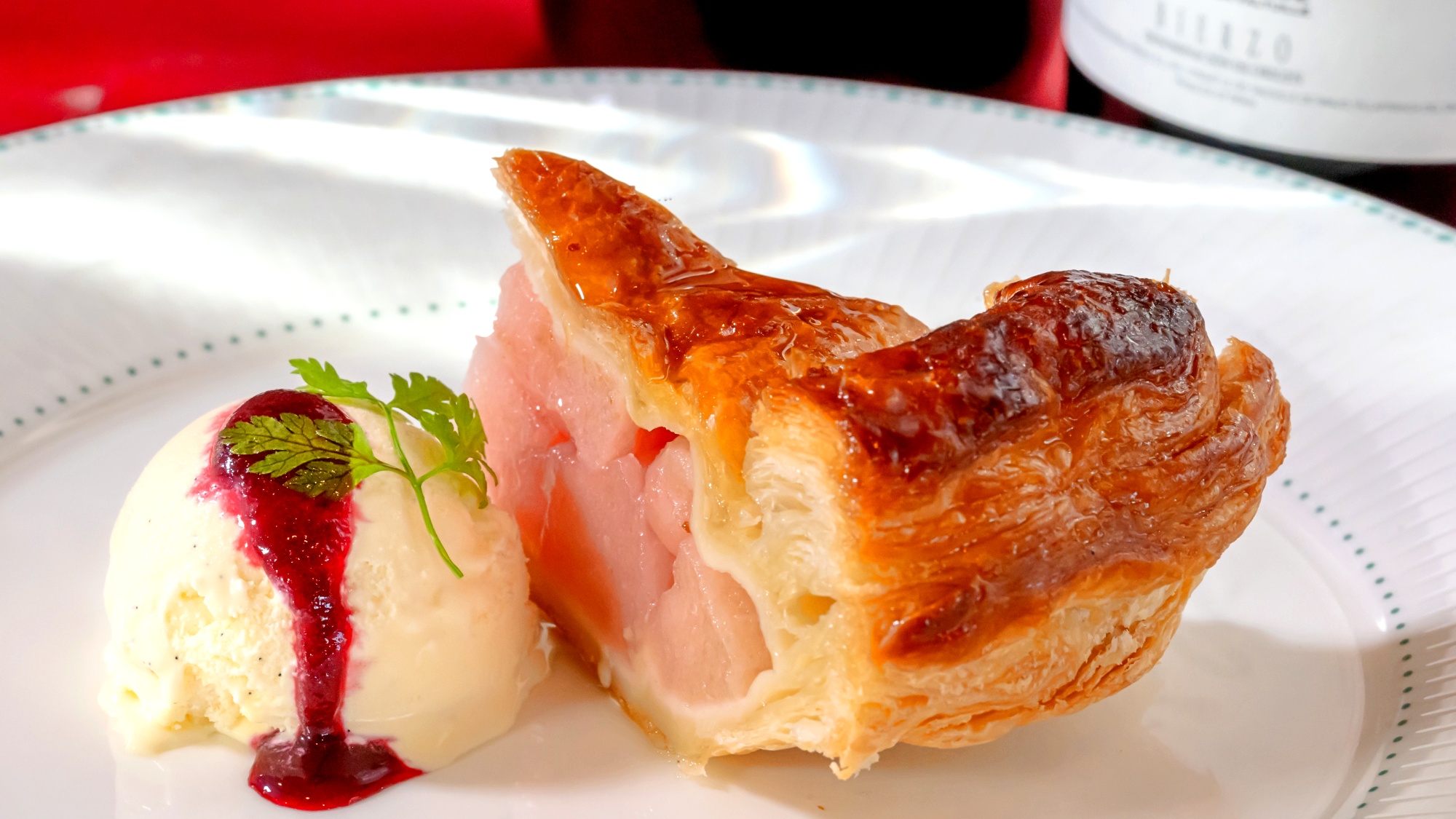 *焼きたてのアップルパイとアイスのデザート。食後のひとときをゆっくりとお楽しみください