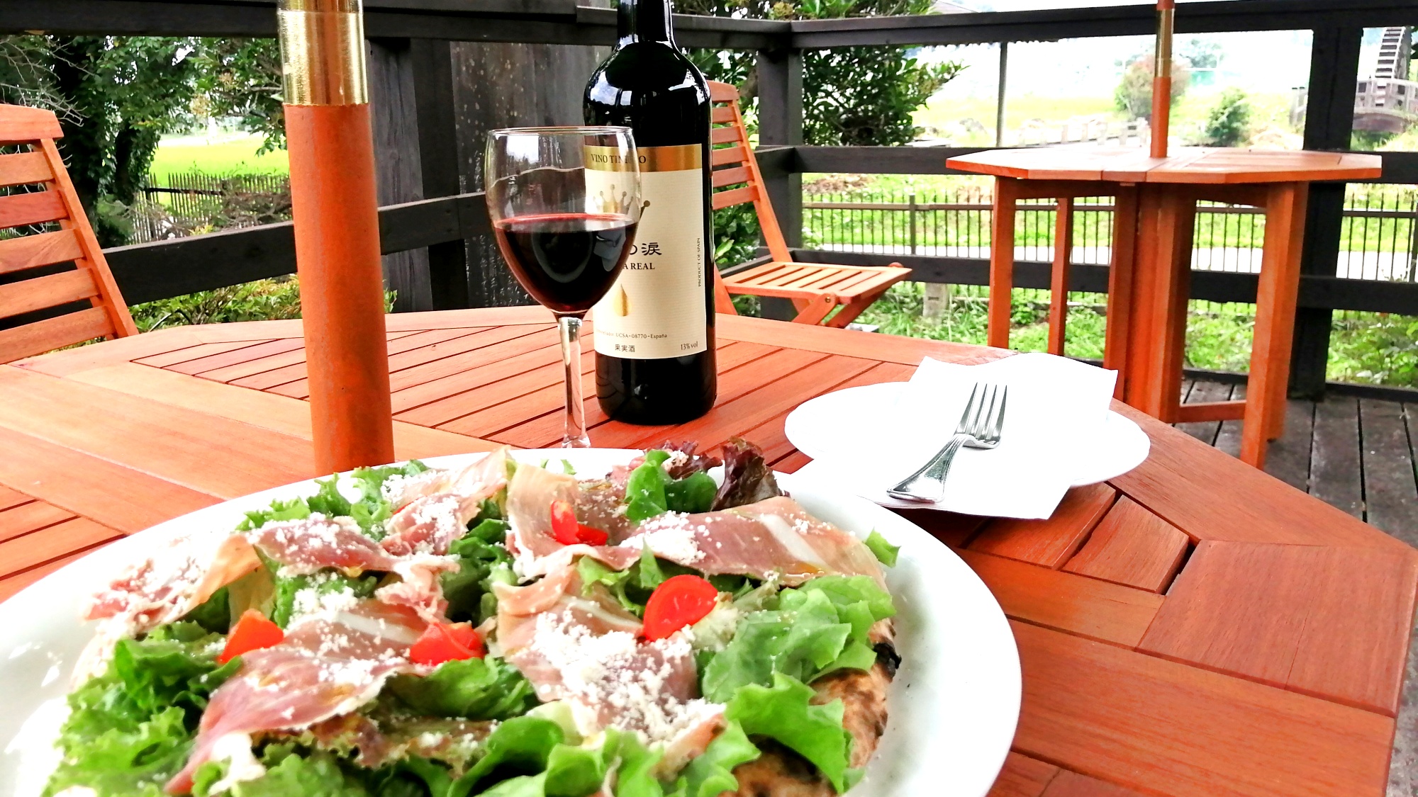 *ランチタイム限定でご利用いただける開放的なテラス席