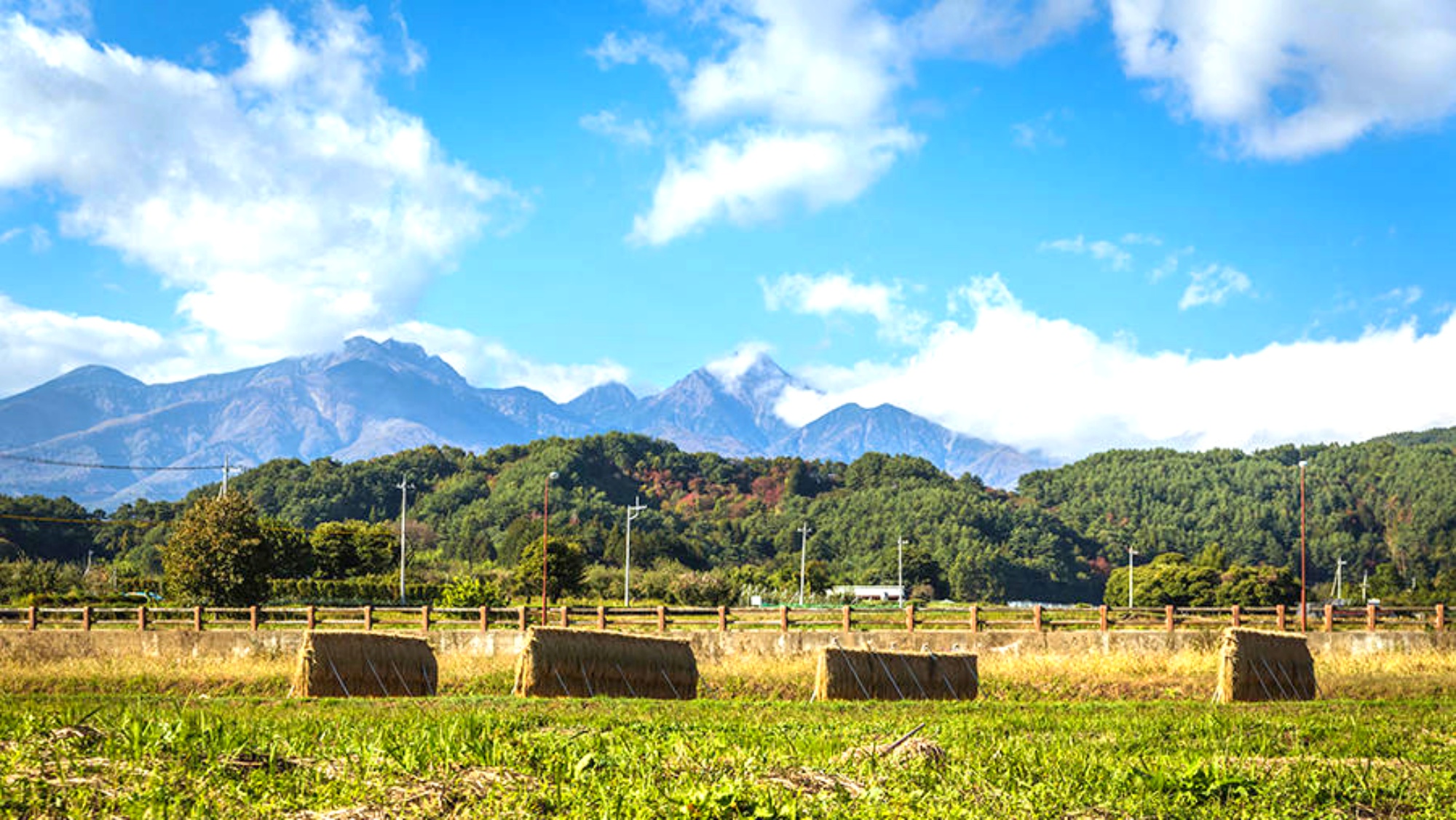 *南アルプスと八ヶ岳に囲まれた自然豊かなロケーション。四季折々の景色が広がります