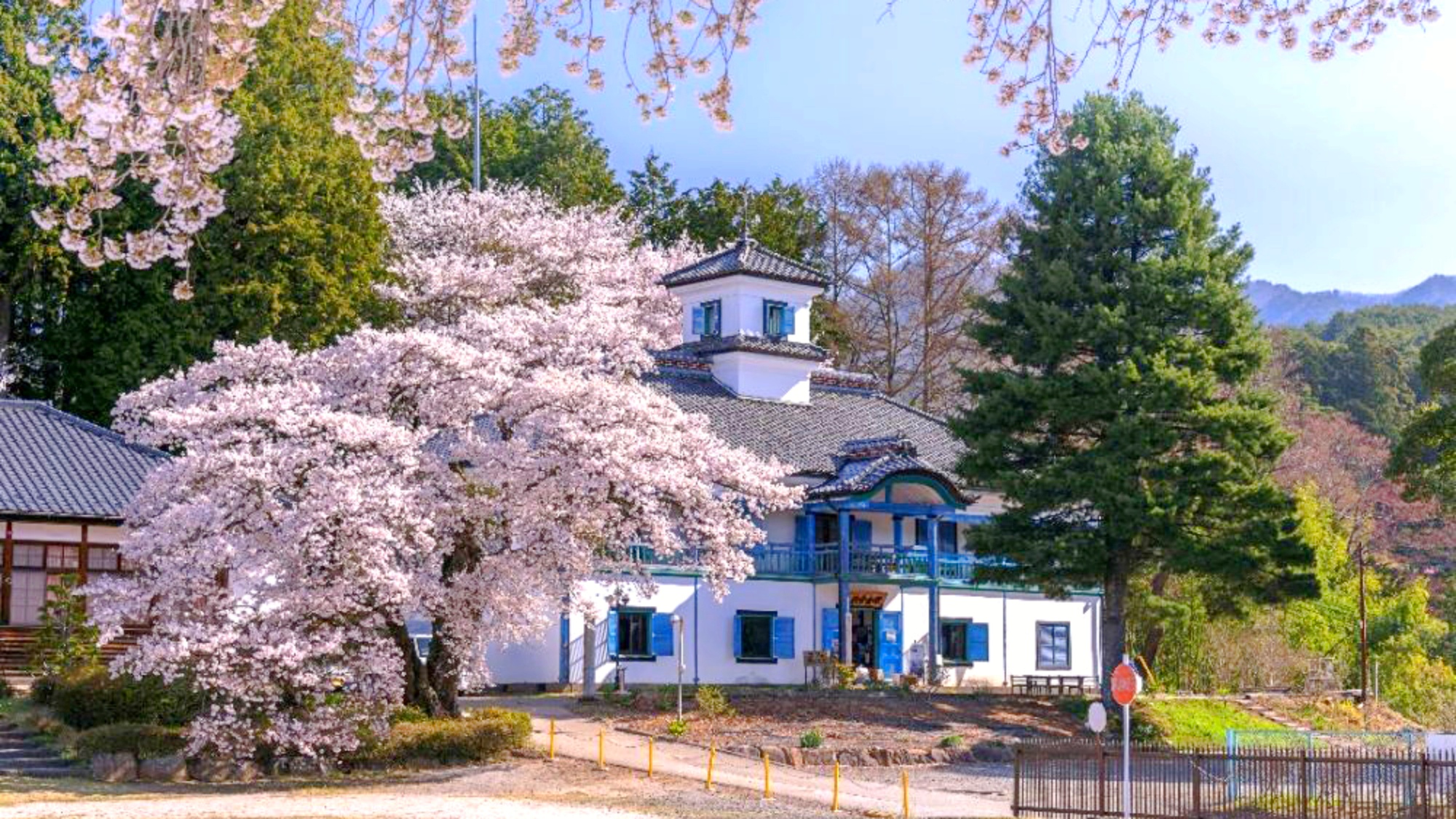 *廃校を活かした、どこか懐かしい木造校舎