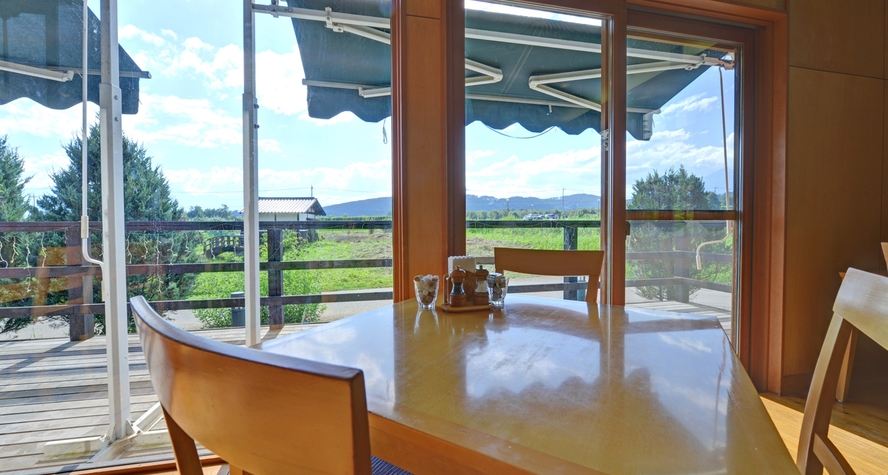 *レストラン“ぼのボ～ノ”/窓際のお席からは自然豊かな南アルプスの風景を望めます。