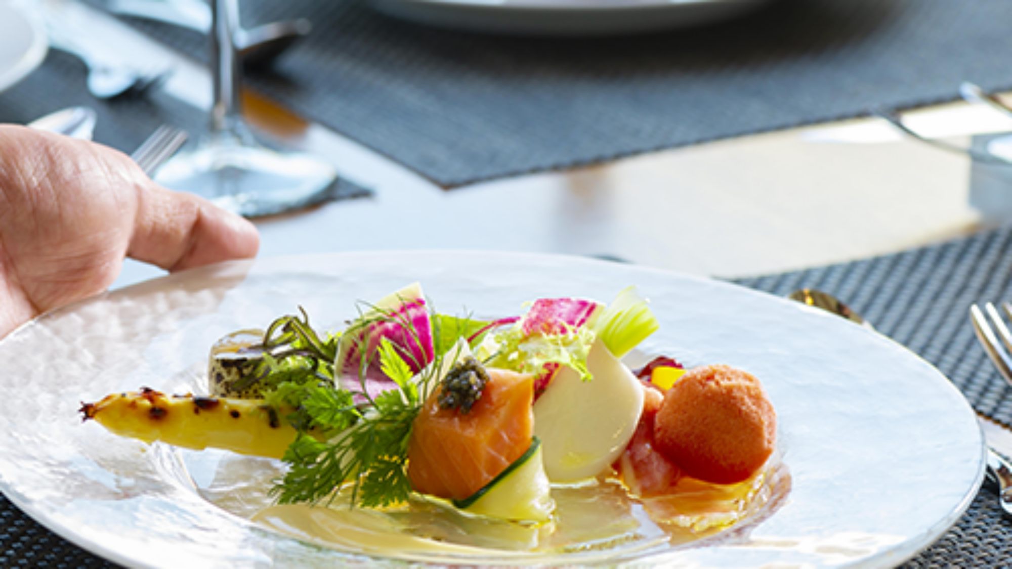 *地元食材を一皿に｜季節を表現する前菜と魚料理