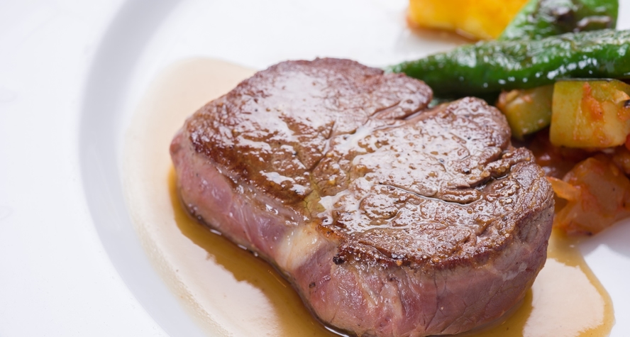 *ご夕食一例（ステーキ）/牛肉の脂の旨みが口一杯に広がり、幸福感は最高潮に。