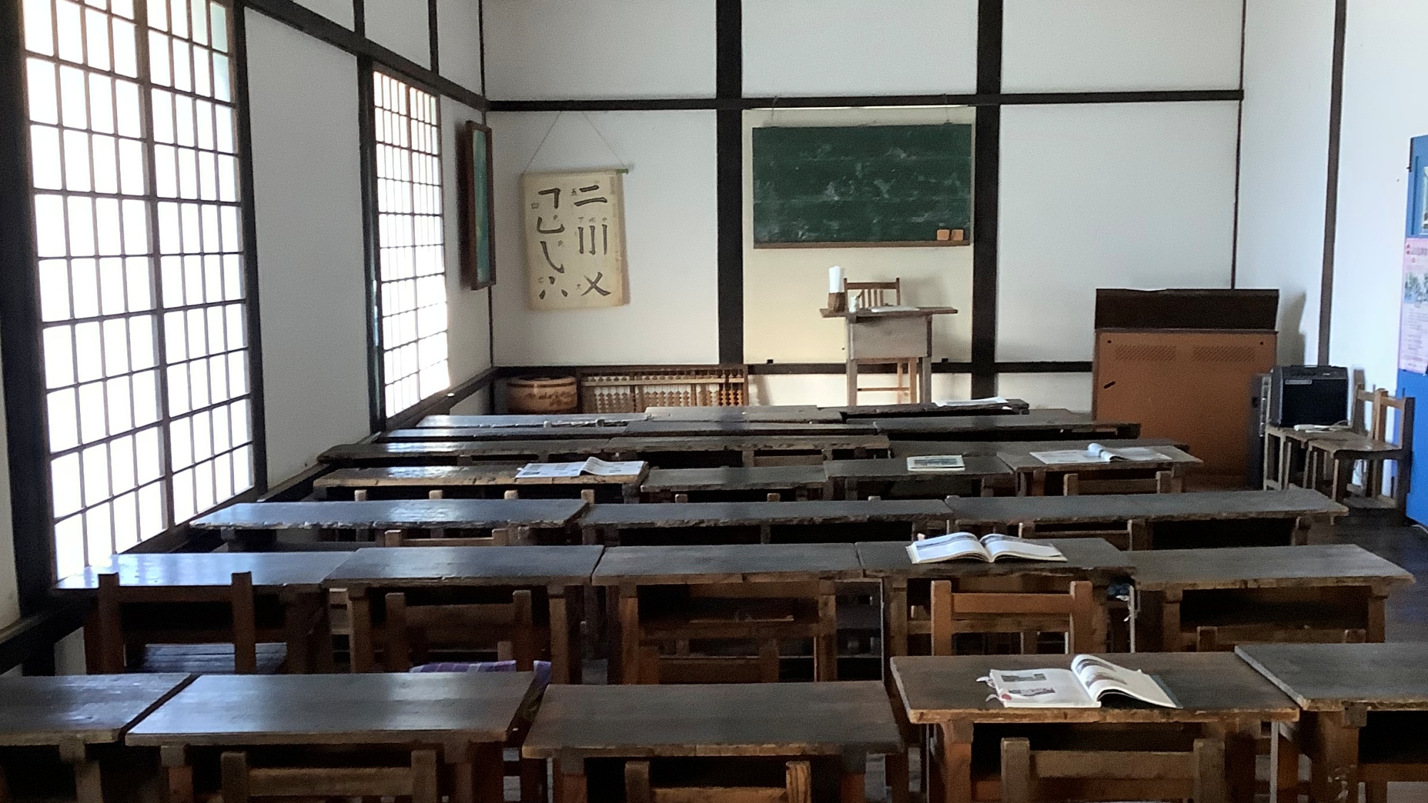 *当時のまま残る教室で、懐かしい時間を過ごす